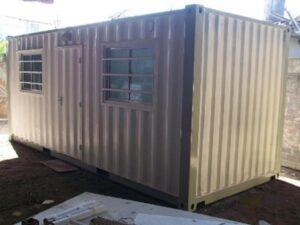 Contenedor de baños y duchas instalado en una obra