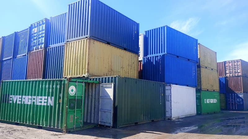 cuantos contenedores entran en un barco
